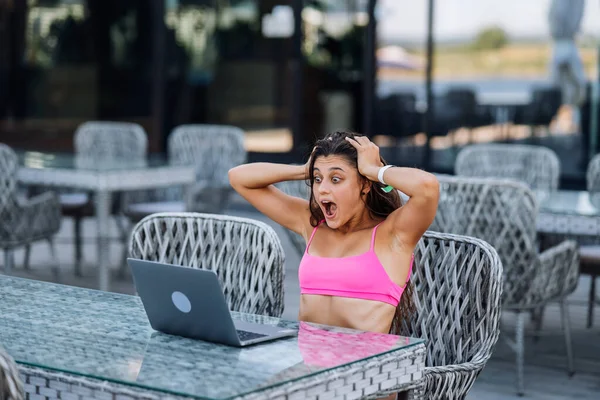 Mulher Jovem Bonito Sentado Terraço Enquanto Usando Laptop Para Trabalho — Fotografia de Stock