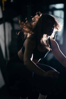 Atletik Güzel Kadın Çapraz Spor Yapıyor, Vücut Geliştirme Spor Salonu Rutini