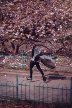 Kiraz çiçekli kimono giyen güzel, dramatik genç bir kadın, sakura manzaralı. Yüksek kalite fotoğraf