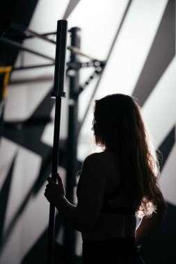 Atletik Güzel Kadın Çapraz Spor Yapıyor, Vücut Geliştirme Spor Salonu Rutini