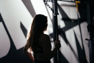 Atletik Güzel Kadın Çapraz Spor Yapıyor, Vücut Geliştirme Spor Salonu Rutini