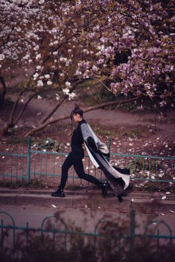 Kiraz çiçekli kimono giyen güzel, dramatik genç bir kadın, sakura manzaralı. Yüksek kalite fotoğraf