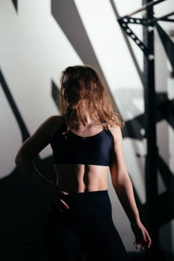 Atletik Güzel Kadın Çapraz Spor Yapıyor, Vücut Geliştirme Spor Salonu Rutini