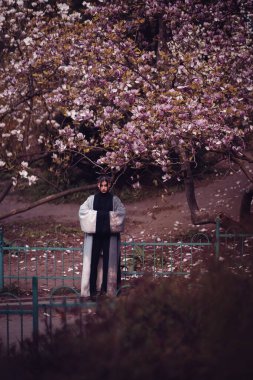 Kiraz çiçekli kimono giyen güzel, dramatik genç bir kadın, sakura manzaralı. Yüksek kalite fotoğraf