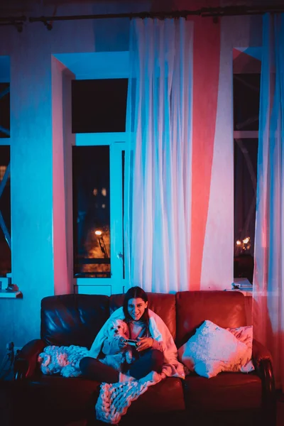 Beautiful Young Girl Watching Movie Home Dark Room Popcorn Bucket — Stock Photo, Image