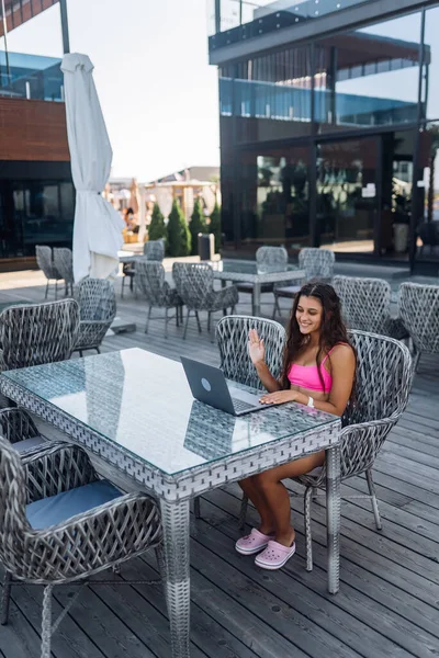 Nette Junge Frau Sitzt Auf Der Terrasse Während Sie Sommertag — Stockfoto