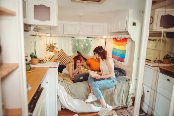 Porträt Eines Niedlichen Lesbischen Paares Zwei Mädchen Verbringen Die Zeit — Stockfoto