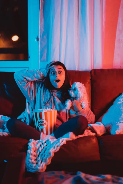 Piękna Młoda Dziewczyna Ogląda Film Domu Ciemnym Pokoju Wiadrem Popcornu — Zdjęcie stockowe
