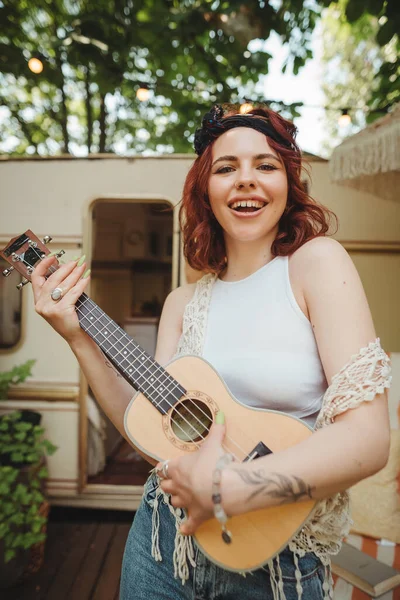 Menina Hippie Feliz Estão Tendo Bom Tempo Com Tocar Guitarra — Fotografia de Stock