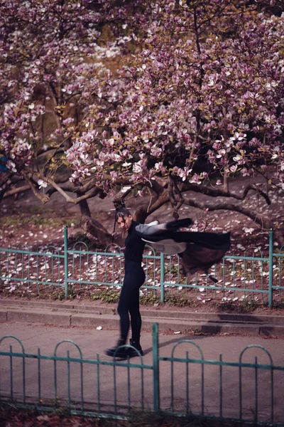 Gyönyörű Drámai Fiatal Kimonót Visel Cseresznyevirágzással Sakura Kilátással Kiváló Minőségű — Stock Fotó