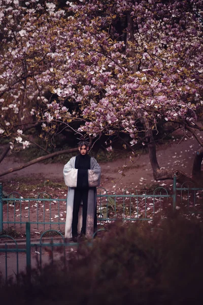 Όμορφη Δραματική Νεαρή Γυναίκα Που Φοράει Κιμονό Άνθη Κερασιάς Θέα — Φωτογραφία Αρχείου