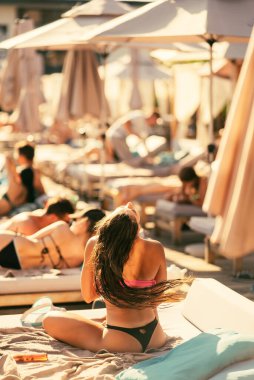 Sahilde bikinili güzel bir kızın arka manzarası. Yüksek kalite fotoğraf