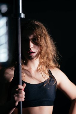 Atletik Güzel Kadın Çapraz Spor Yapıyor, Vücut Geliştirme Spor Salonu Rutini