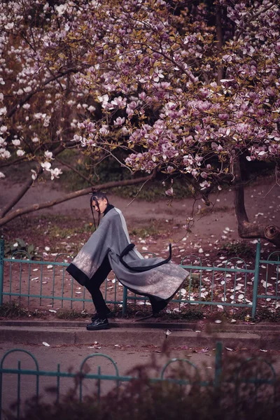 美丽而富有戏剧性的年轻女子穿着和服 开着樱花 看樱花 高质量的照片 — 图库照片