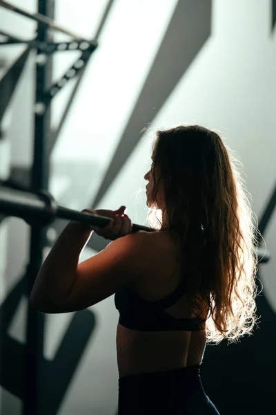 Atletische Mooie Vrouw Met Lange Halter Bodybuilding Gym Training Routine — Stockfoto
