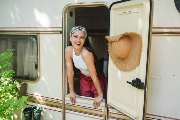 Mutlu Hippi Kız Bir Karavanda Iyi Vakit Geçiriyor Tatil Tatil — Stok fotoğraf