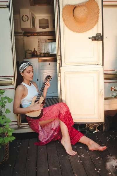Mutlu Hippi Kız Karavanda Gitar Çalarak Iyi Vakit Geçiriyor Tatil — Stok fotoğraf