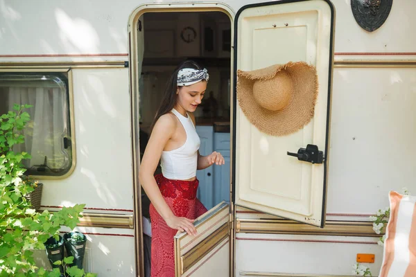 Mutlu Hippi Kız Bir Karavanda Iyi Vakit Geçiriyor Tatil Tatil — Stok fotoğraf