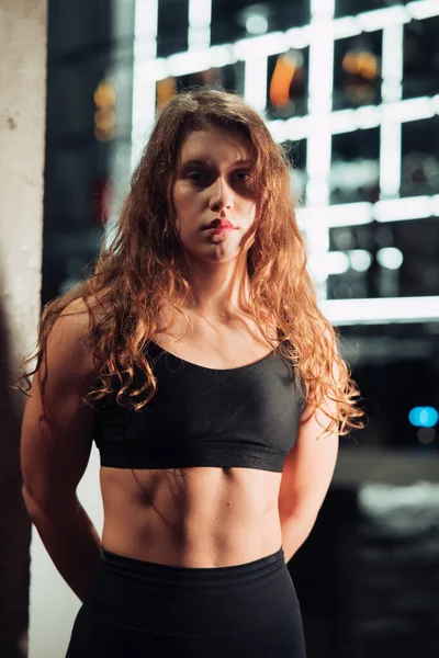 Atletica Bella Donna Suo Cross Fitness Routine Allenamento Bodybuilding — Foto Stock