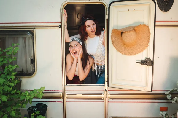 Glückliche Hippie Freunde Amüsieren Sich Gemeinsam Einem Wohnwagen Urlaub Urlaub — Stockfoto
