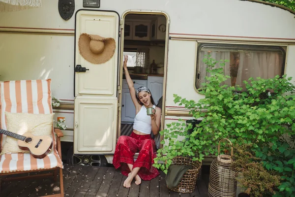 快乐的嬉皮士女孩正在露营拖车里喝茶 玩得很开心 旅行的概念 高质量的照片 — 图库照片