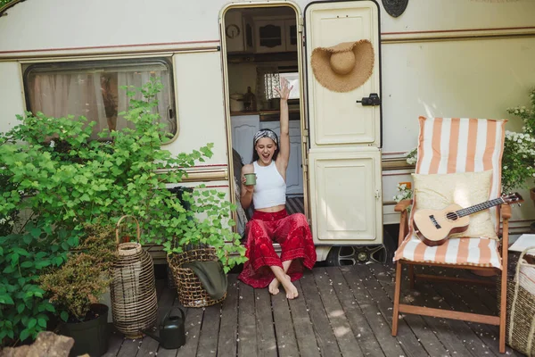 Menina Hippie Feliz Estão Divertindo Com Uma Xícara Chá Trailer — Fotografia de Stock