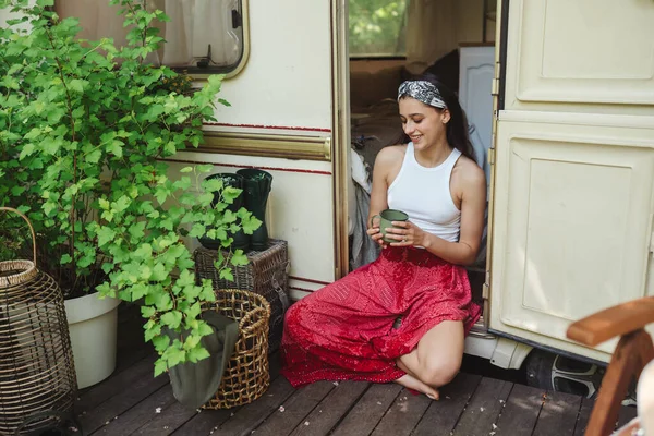 Chica Hippie Feliz Están Divirtiendo Con Taza Caravana Remolque Vacaciones —  Fotos de Stock