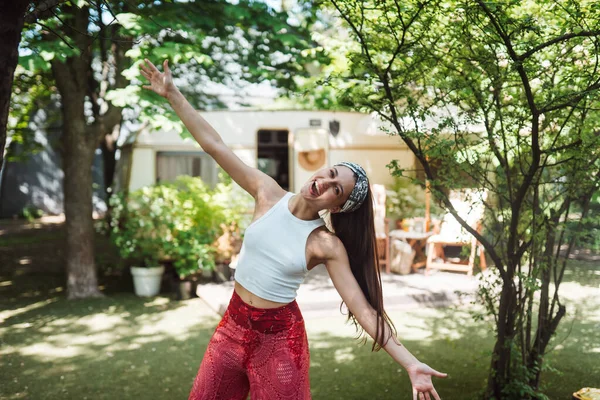 Gadis Hippie Senang Bersenang Senang Trailer Kemping Liburan Liburan Perjalanan — Stok Foto