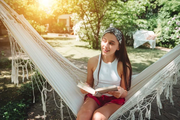 Chica Hippie Feliz Está Leyendo Libro Hamaca Tener Buen Rato —  Fotos de Stock
