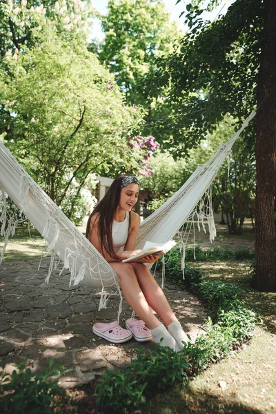 Gelukkig Hippie Meisje Het Lezen Van Een Boek Hangmat Met — Stockfoto
