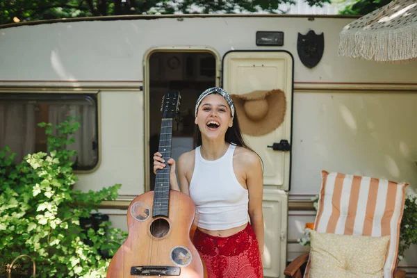 Chica Hippie Feliz Están Teniendo Buen Rato Con Tocar Guitarra —  Fotos de Stock