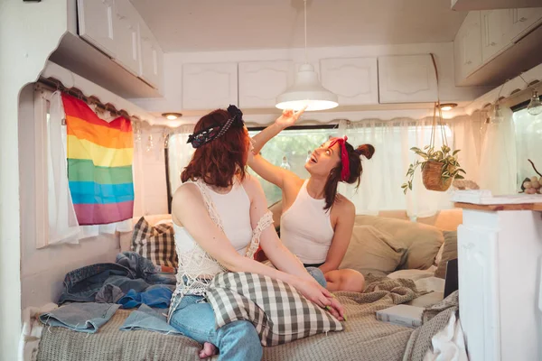 Retrato Una Linda Pareja Lesbianas Dos Chicas Pasan Tiempo Juntas — Foto de Stock