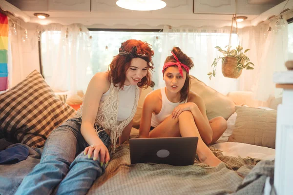 Portret Uroczej Lesbijskiej Pary Dwie Dziewczyny Czule Spędzają Razem Czas — Zdjęcie stockowe
