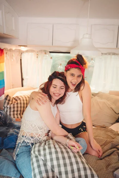 Egy Cuki Leszbikus Pár Portréja Két Lány Gyengéden Együtt Tölti — Stock Fotó