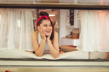 Mutlu hippi kız bir karavanda iyi vakit geçiriyor. Tatil, tatil, gezi konsepti. Yüksek kalite fotoğraf.