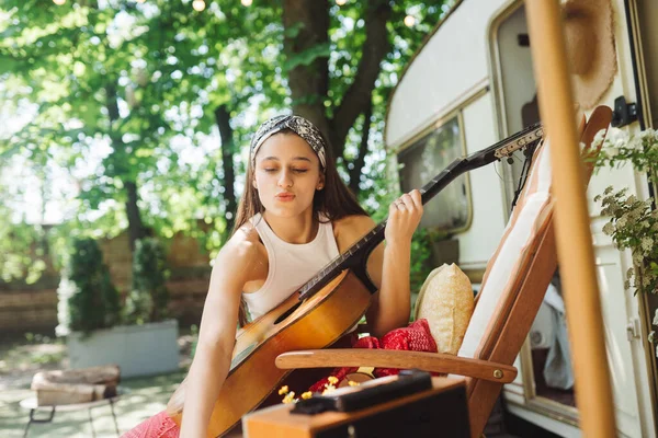 Happy Hippie Girl Having Good Time Playing Guitar Camper Trailer — Stock Photo, Image