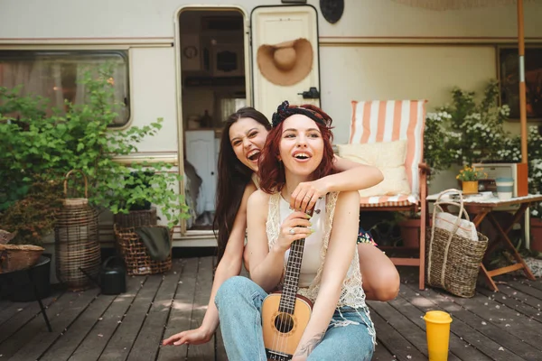 Glada Hippie Vänner Har Roligt Tillsammans Husbil Trailer Semester Semester — Stockfoto