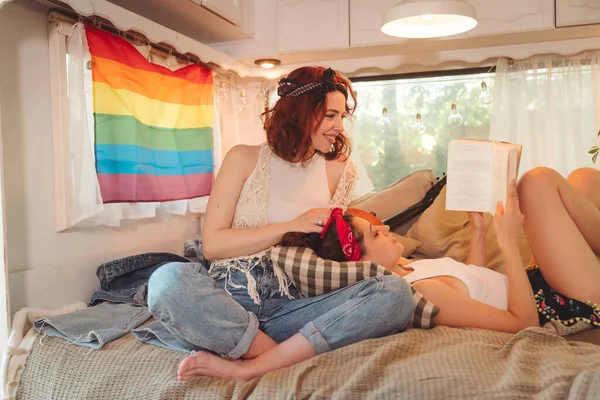 一对可爱的女同性恋夫妇的肖像 两个女孩在挂着男女同性恋 双性恋和变性者旗帜的露营车里温柔地在一起 爱和态度 Lgbt概念 高质量的照片 — 图库照片