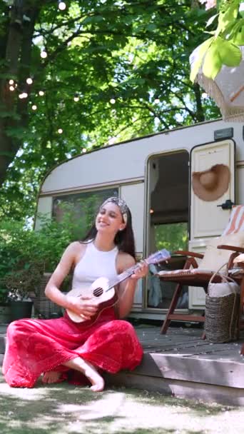 Beautiful Hippie Girl Singing Song Playing Guitar Trailer High Quality — 图库视频影像