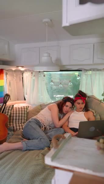 Two Beautiful Hippie Girls Trailer One Them Resting Her Head — Stock videók