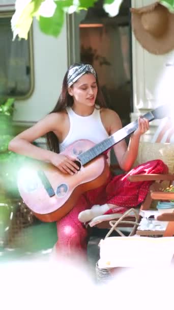 Close Shot Beautiful Hippie Girl Singing Song Playing Guitar Trailer — 图库视频影像