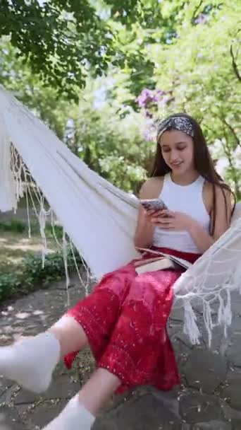 Beautiful Hippie Girl Swinging Hammock Smartphone Her Hands High Quality — Stock videók