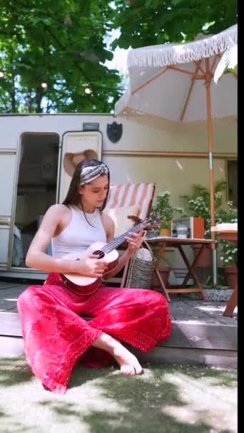 Beautiful Hippie Girl Singing Song Playing Guitar Trailer High Quality — Vídeo de stock