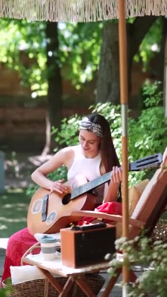 Close Portrait Beautiful Hippie Girl Singing Song Playing Guitar Trailer — 图库视频影像