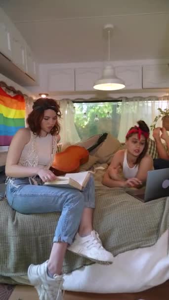 Two Beautiful Hippie Girls Bed Trailer Laptop Book High Quality — Stock videók