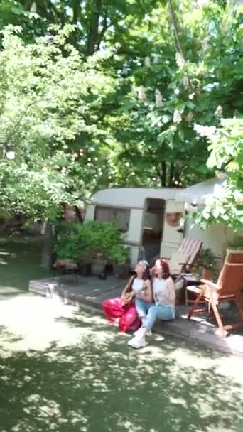 Camera Zooms Two Beautiful Hippie Girls Singing Song Sitting Terrace — 图库视频影像