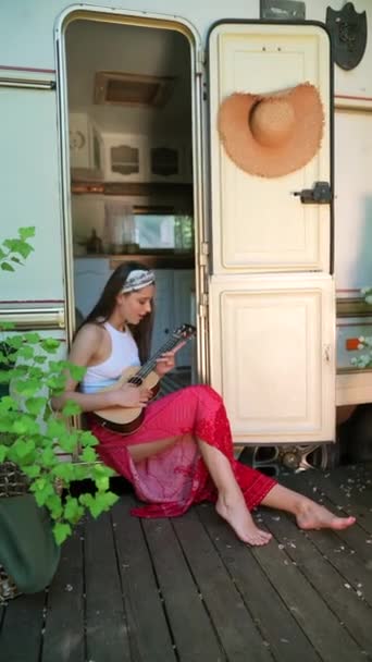Beautiful Hippie Girl Singing Song Playing Guitar Trailer High Quality — Video Stock