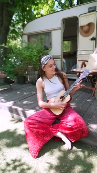 Beautiful Hippie Girl Singing Song Playing Guitar Trailer High Quality — Stock videók