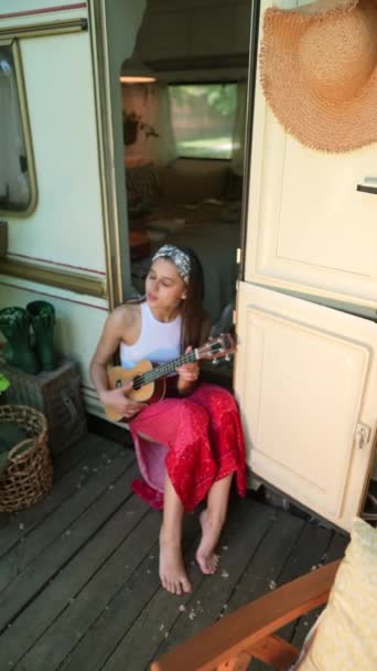 Beautiful Hippie Girl Singing Song Playing Guitar Trailer High Quality — стоковое видео