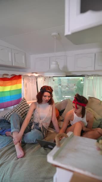 Two Beautiful Hippie Girls Talking Bed Trailer Laptop High Quality — Stock videók